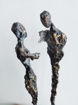 rzezba-nowoczesna-kobieta-mezczyzna-w-subtelnym-oddaniu