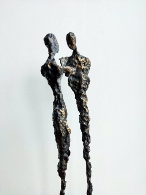 rzezba-nowoczesna-kobieta-mezczyzna-w-subtelnym-oddaniu