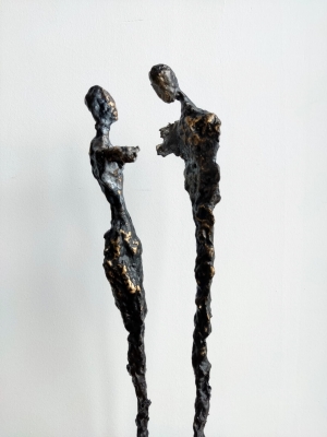 rzezba-nowoczesna-kobieta-mezczyzna-w-subtelnym-oddaniu