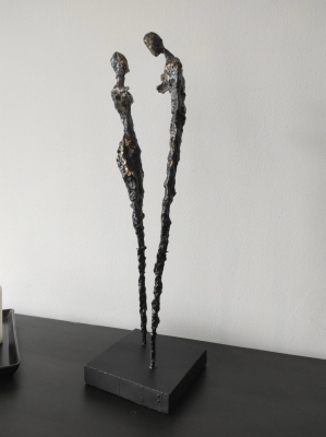 rzezba-nowoczesna-kobieta-mezczyzna-w-subtelnym-oddaniu