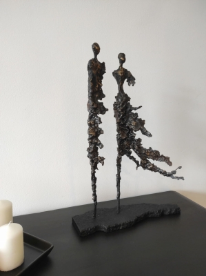 rzezba-stal-w-zwiewznej-odslonie-kobieta-mezczyzna-w-objeciach-wiatru