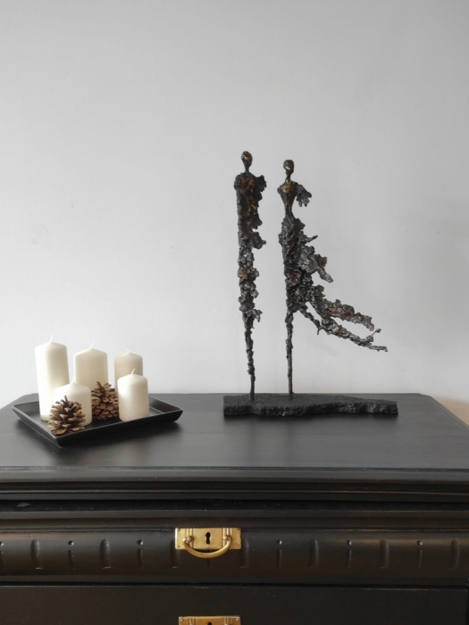 Rzeźba stal w zwiewnej odsłonie  - kobieta i męzczyzna w objęciach wiatru