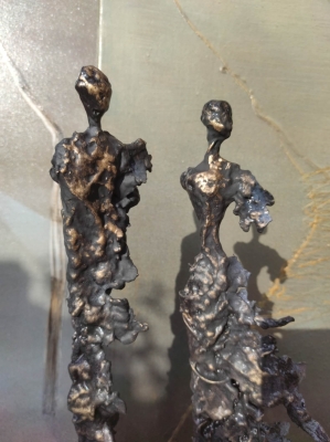 rzezba-stal-w-zwiewznej-odslonie-kobieta-mezczyzna-w-objeciach-wiatru