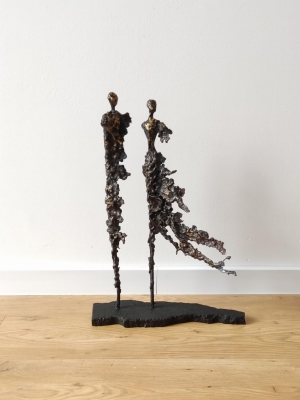 rzezba-stal-w-zwiewznej-odslonie-kobieta-mezczyzna-w-objeciach-wiatru