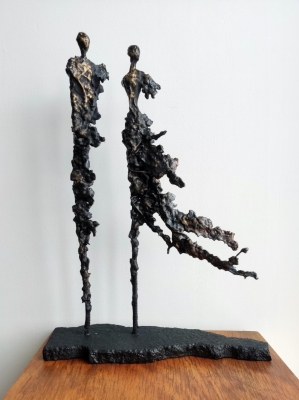 rzezba-stal-w-zwiewznej-odslonie-kobieta-mezczyzna-w-objeciach-wiatru