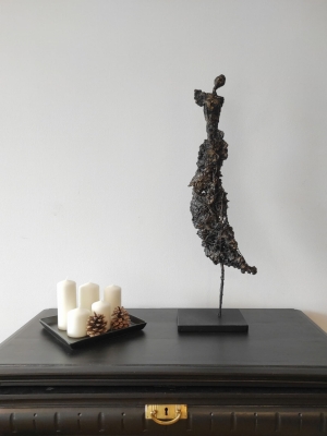 rzezba-nowoczesna-kobieta-sploty-stali-efektowny-design