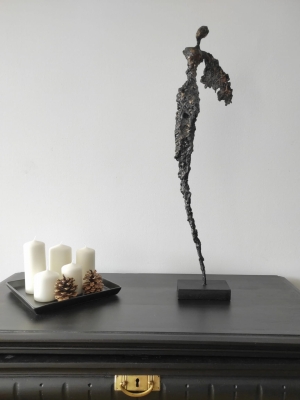 rzezby-do-domu-kobieta-figura-stare-zloto-miedz