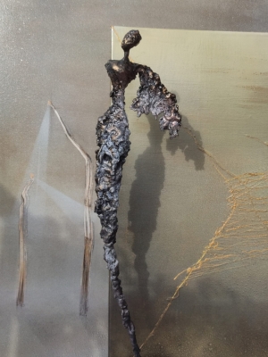 rzezby-do-domu-kobieta-figura-stare-zloto-miedz