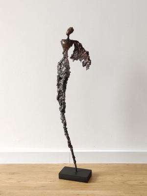 rzezby-do-domu-kobieta-figura-stare-zloto-miedz