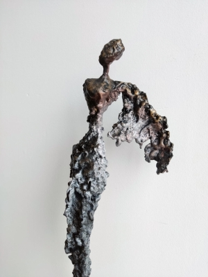 rzezby-do-domu-kobieta-figura-stare-zloto-miedz