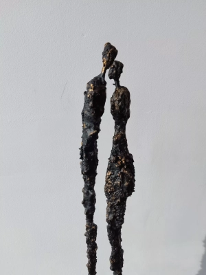 rzezba-braz-czarny-cykl-postac-duza