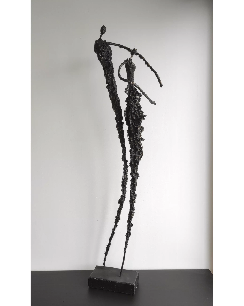 duza-rzezba-do-domu-ekspresja-tanca-relacji-nowoczesne-rzezby