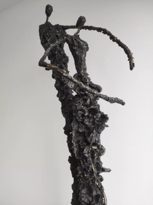 duza-rzezba-do-domu-ekspresja-tanca-relacji-nowoczesne-rzezby