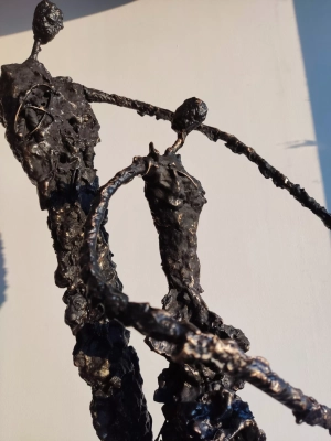 duza-rzezba-do-domu-ekspresja-tanca-relacji-nowoczesne-rzezby