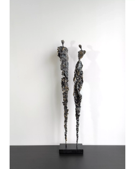 Rzeźby z betonu, gliny i stali - intrygujace połaczenie i kolorystyka