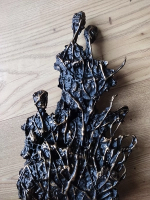 Rzezba-do-gabinetu-oryginalna-rzezba-ze-stali-i-gliny-postacie