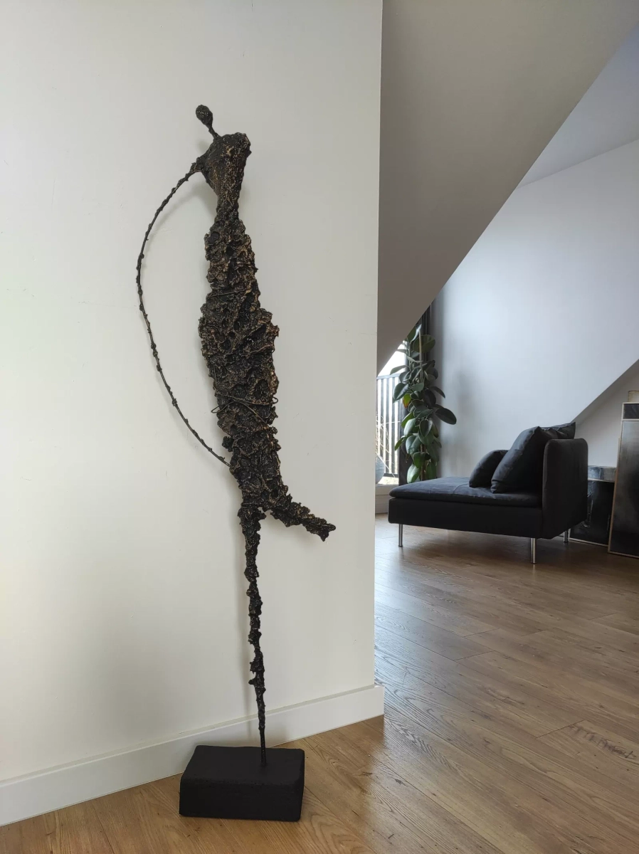 rzezba-Arakis-sylwetka-kobiety-duze-rzezby-na-sprzedaz-galeria-sztuki