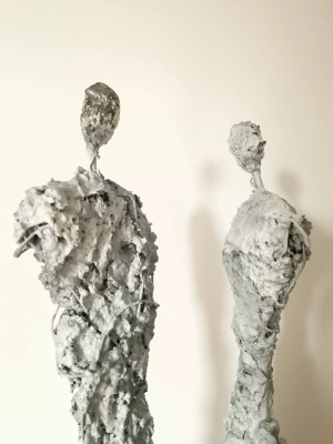 nowoczesna-rzezba-z-metalu-i-gliny-duza-rzezba-para