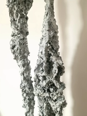 nowoczesna-rzezba-z-metalu-i-gliny-duza-rzezba-para