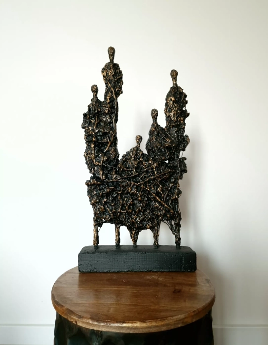 Rzeźba Sploty, postacie ze stali i gliny