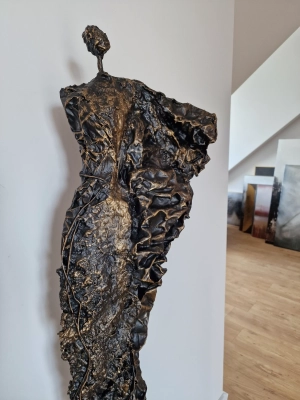 duza-rzezba-150-cm-do-domu-salonu-rzezba-Ulotnosc-sylwetka-kobiety