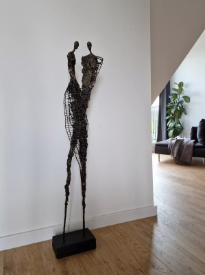 Duza-wspolczesna-rzezba-z-metalu-gliny-do-salonu-rzexba-spleciona-para