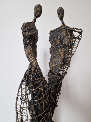 Duza-wspolczesna-rzezba-z-metalu-gliny-do-salonu-rzexba-spleciona-para