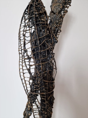 Duza-wspolczesna-rzezba-z-metalu-gliny-do-salonu-rzexba-spleciona-para