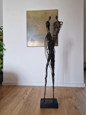 Duza-wspolczesna-rzezba-z-metalu-gliny-do-salonu-rzexba-spleciona-para