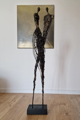 Duza-wspolczesna-rzezba-z-metalu-gliny-do-salonu-rzexba-spleciona-para