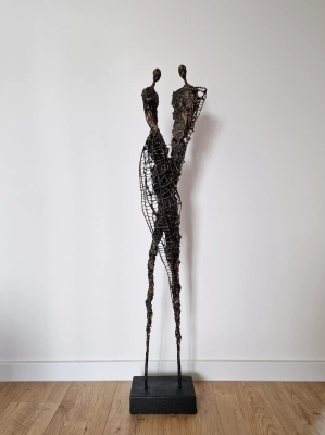 Duza-wspolczesna-rzezba-z-metalu-gliny-do-salonu-rzexba-spleciona-para