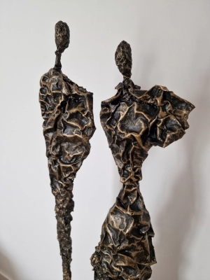 Duza-rzezba-z-brazu-nowoczesna-rzezby-z-polskiej-pracowni