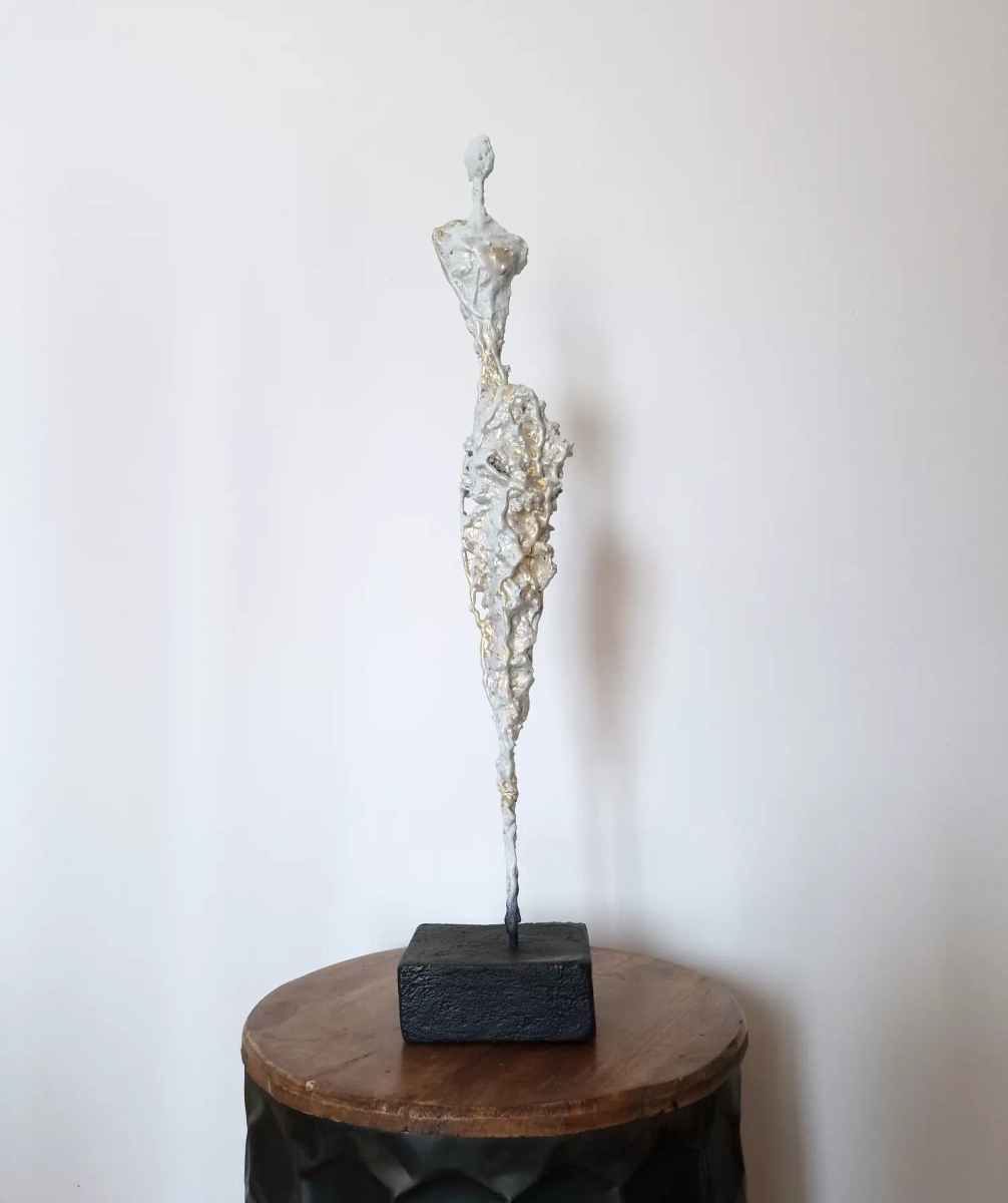 rzezba-sylwetka-kobiety-rzezba-gabinetowa-figurka