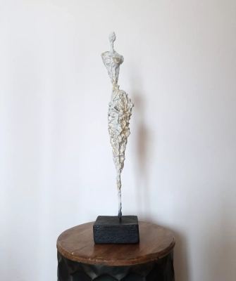 rzezba-sylwetka-kobiety-rzezba-gabinetowa-figurka