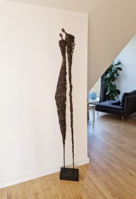 duza-rzezba-Sploty-nr-33-figura-z-metalu-gliny-nowoczesna