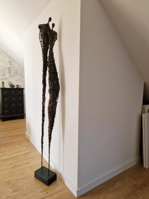 duza-rzezba-do-salonu-Sploty-nr-33-figura-z-metalu-gliny-nowoczesna