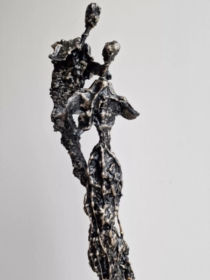 mala-rzezba-Sploty-nr-39-figurka-z-gliny-stali-anioly-nowoczesna