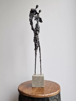 mala-rzezba-Sploty-nr-39-figurka-z-gliny-stali-anioly-nowoczesna