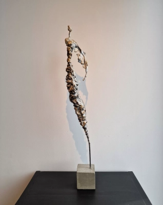 rzezba-aniol-artystyczna-rzezba-zmetalu-gliny-nowoczesna