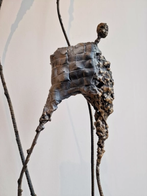 duza-rzezba-160-cm-rzezba-surrealistyczna-Tutor-z-metalu-gliny