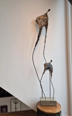 duza-rzezba-160-cm-rzezba-surrealistyczna-Tutor-z-metalu-gliny