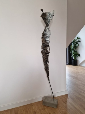 rzezba-kobiety-Ulotnosc-nowoczesne-duze-rzezby-do-domu