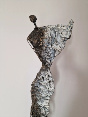 rzezba-kobiety-Ulotnosc-nowoczesne-duze-rzezby-do-domu