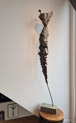 rzezba-kobiety-Ulotnosc-nowoczesne-duze-rzezby-do-domu