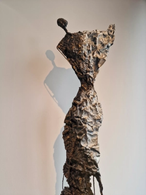 rzezba-kobiety-Ulotnosc-nowoczesne-duze-rzezby-do-domu