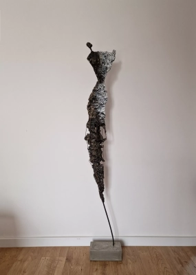 rzezba-kobiety-Ulotnosc-nowoczesne-duze-rzezby-do-domu