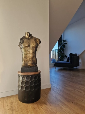 rzezba-tors-meski-duza-rzezba-sylwetka-mezczyzny-z-gliny