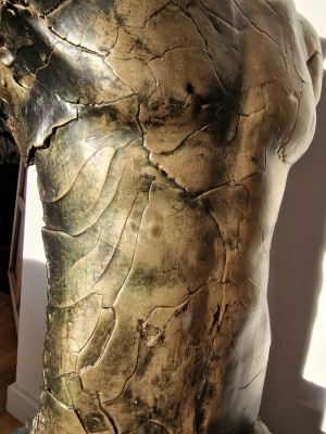 rzezba-tors-meski-duza-rzezba-sylwetka-mezczyzny-z-gliny