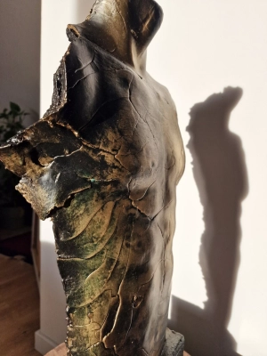 rzezba-tors-meski-duza-rzezba-sylwetka-mezczyzny-z-gliny