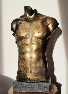 rzezba-tors-meski-duza-rzezba-sylwetka-mezczyzny-z-gliny